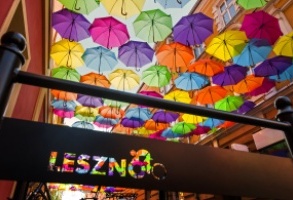 Kolorowe parasolki na Słowiańskiej