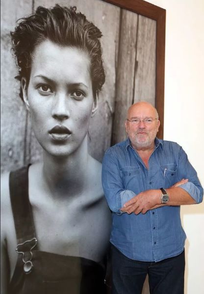 Peter Lindbergh na tle swojego zdjęcia