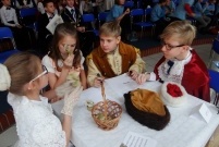 Dzieci i jury w czasie konkursowych zmagań