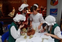 Dzieci i jury w czasie konkursowych zmagań