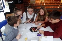 Dzieci i jury w czasie konkursowych zmagań