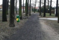 Powstały utwardzone ścieżki, przy nich zamontowano kosze na śmieci