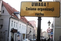 Tablica informująca o zmianie organizacji ruchu