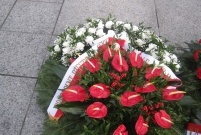 Wieniec z biało-czerwonych kwiatów