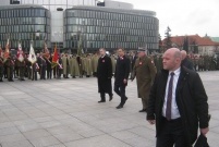 Prezydent Andrzej Duda maszeruje przed pocztami sztandarowymi