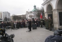 Przemawia Marszałek Woźniak, w tle uczestnicy uroczystości