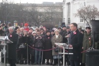 Przemawia Prezydent Duda, w tle uczestnicy uroczystości
