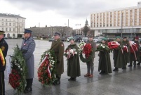 Kolejka żołnierzy i harcerzy do złożenia wieńcy