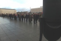 Delegacje w kolejce do złożenia wieńcy