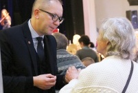 Prezydent Borowiak łamie sie opłatkiem z uczestnikiem Wigilii