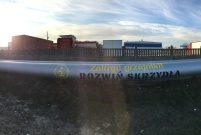 Rurociąg z napisem "Zakręc grzejniki. Rozwiń skrzydła"