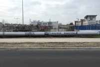 Rurociąg z napisem "MPEC, Leszno. Rozwiń skrzydła"