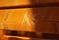 Zniszczony fragment drewnianej altany