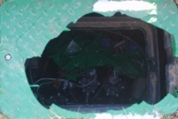 Zniszczona studzienka z urządzeniami do nawadniania terenu