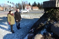 Prezydent Miasta Leszna Łukasz Borowiak i radna Rady Miejskiej Hanna Kotomska dla uczczenia pamięci 153 rocznicy wybuchu powstania styczniowego zapalili dzisiaj znicze pod pomnikiem Konstytucji 3-Maja i Odzyskania Niepodległości oraz na leszczyńskim 