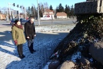 Prezydent Miasta Leszna Łukasz Borowiak i radna Rady Miejskiej Hanna Kotomska dla uczczenia pamięci 153 rocznicy wybuchu powstania styczniowego zapalili dzisiaj znicze pod pomnikiem Konstytucji 3-Maja i Odzyskania Niepodległości oraz na leszczyńskim 