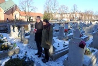 Prezydent Miasta Leszna Łukasz Borowiak i radna Rady Miejskiej Hanna Kotomska dla uczczenia pamięci 153 rocznicy wybuchu powstania styczniowego zapalili dzisiaj znicze pod pomnikiem Konstytucji 3-Maja i Odzyskania Niepodległości oraz na leszczyńskim 