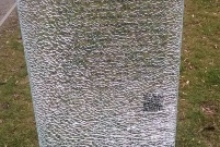 Zniszczona tablica w Parku Jonstona