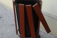 Zniszczony ozdobny kosz przy ul. Chrobrego