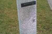 Zniszczona tablica w Parku Jonstona