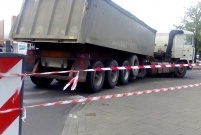 Zapadnięta ciężarówka