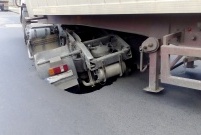 Zapadnięta ciężarówka