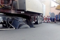 Zapadnięta ciężarówka