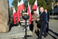 Składanie wiązanek kwiatów i zapalanie zniczy w miejscach związanych z rocznicą 1 września 1939r.