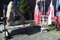 Składanie wiązanek kwiatów i zapalanie zniczy w miejscach związanych z rocznicą 1 września 1939r.