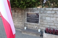 Składanie wiązanek kwiatów i zapalanie zniczy w miejscach związanych z rocznicą 1 września 1939r.