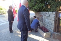 Składanie wiązanek kwiatów i zapalanie zniczy w miejscach związanych z rocznicą 1 września 1939r.