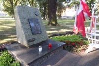 Składanie wiązanek kwiatów i zapalanie zniczy w miejscach związanych z rocznicą 1 września 1939r.