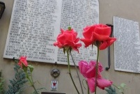 Składanie wiązanek kwiatów i zapalanie zniczy w miejscach związanych z rocznicą 1 września 1939r.