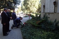 Składanie wiązanek kwiatów i zapalanie zniczy w miejscach związanych z rocznicą 1 września 1939r.