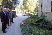 Składanie wiązanek kwiatów i zapalanie zniczy w miejscach związanych z rocznicą 1 września 1939r.