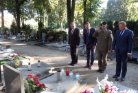 Składanie wiązanek kwiatów i zapalanie zniczy w miejscach związanych z rocznicą 1 września 1939r.