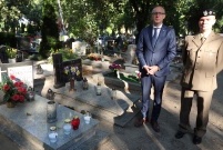 Składanie wiązanek kwiatów i zapalanie zniczy w miejscach związanych z rocznicą 1 września 1939r.