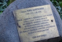 Składanie wiązanek kwiatów i zapalanie zniczy w miejscach związanych z rocznicą 1 września 1939r.