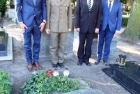 Składanie wiązanek kwiatów i zapalanie zniczy w miejscach związanych z rocznicą 1 września 1939r.