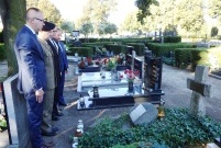 Składanie wiązanek kwiatów i zapalanie zniczy w miejscach związanych z rocznicą 1 września 1939r.