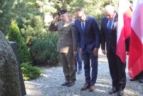 Składanie wiązanek kwiatów i zapalanie zniczy w miejscach związanych z rocznicą 1 września 1939r.