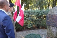 Składanie wiązanek kwiatów i zapalanie zniczy w miejscach związanych z rocznicą 1 września 1939r.