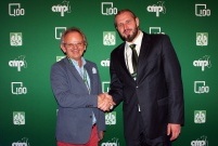Rektor PWSZ w Lesznie prof. dr hab. Maciej Pietrzak z mistrzem olimpijskim Tomaszem Majewskim