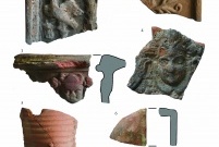 Fragmenty kafli piecowych znalezionych na Rynku w Lesznie