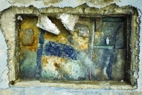 Zdjęcie wykopu zrobione dronem. Widać m.in. kamienny postument, pozostałości obiektu z cegły palcówki i slady wkopów po rurach