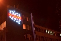 Neon zlokalizowany przy torach kolejowych