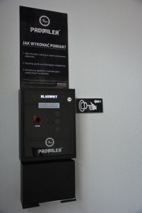 Samoobsługowy alkomat na komendzie policji w Lesznie