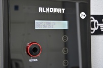 Samoobsługowy alkomat na komendzie policji w Lesznie