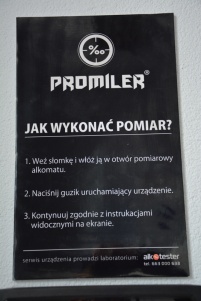 Samoobsługowy alkomat na komendzie policji w Lesznie