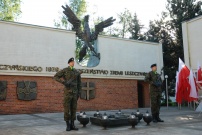 Żołnierze na warcie pod Pomnikiem Żołnierzy Garnizonu Leszczyńskiego